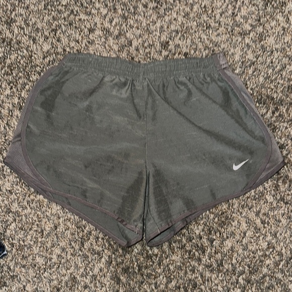Nike Kids Size M Gray Shorts - Picture 1 of 3